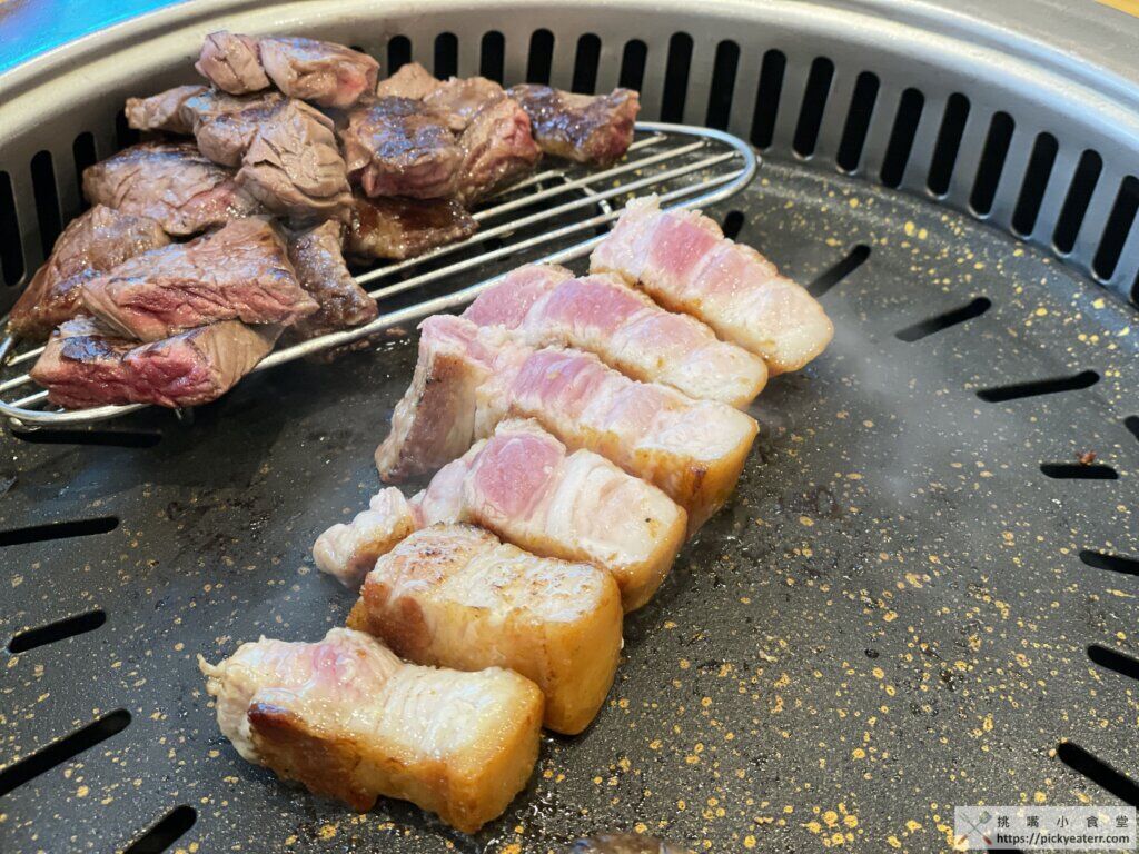 明洞美食】黃金牧場황금목장｜最上等1++烤韓牛！專人桌邊烤肉服務太爽啦，韓國自由行必吃的烤韓牛(詳細食記、菜單、價位)